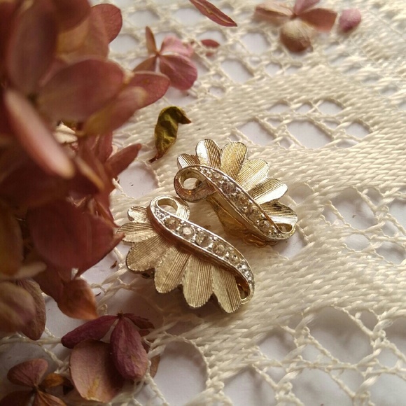Relisted -Vintage Sarah Coventry clip earrings gold tone - Picture 5 of 7